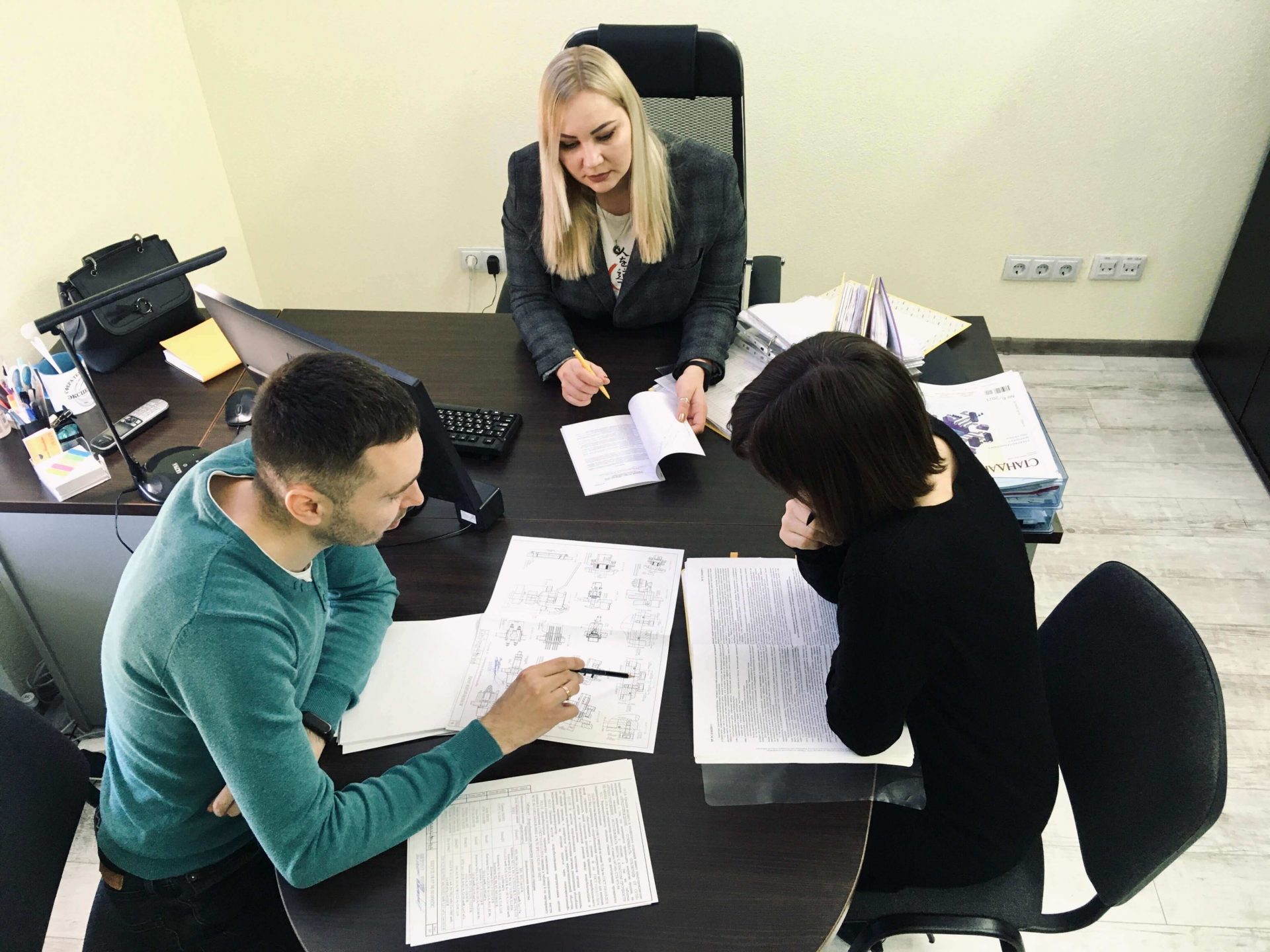 Изображение с сотрудниками компании